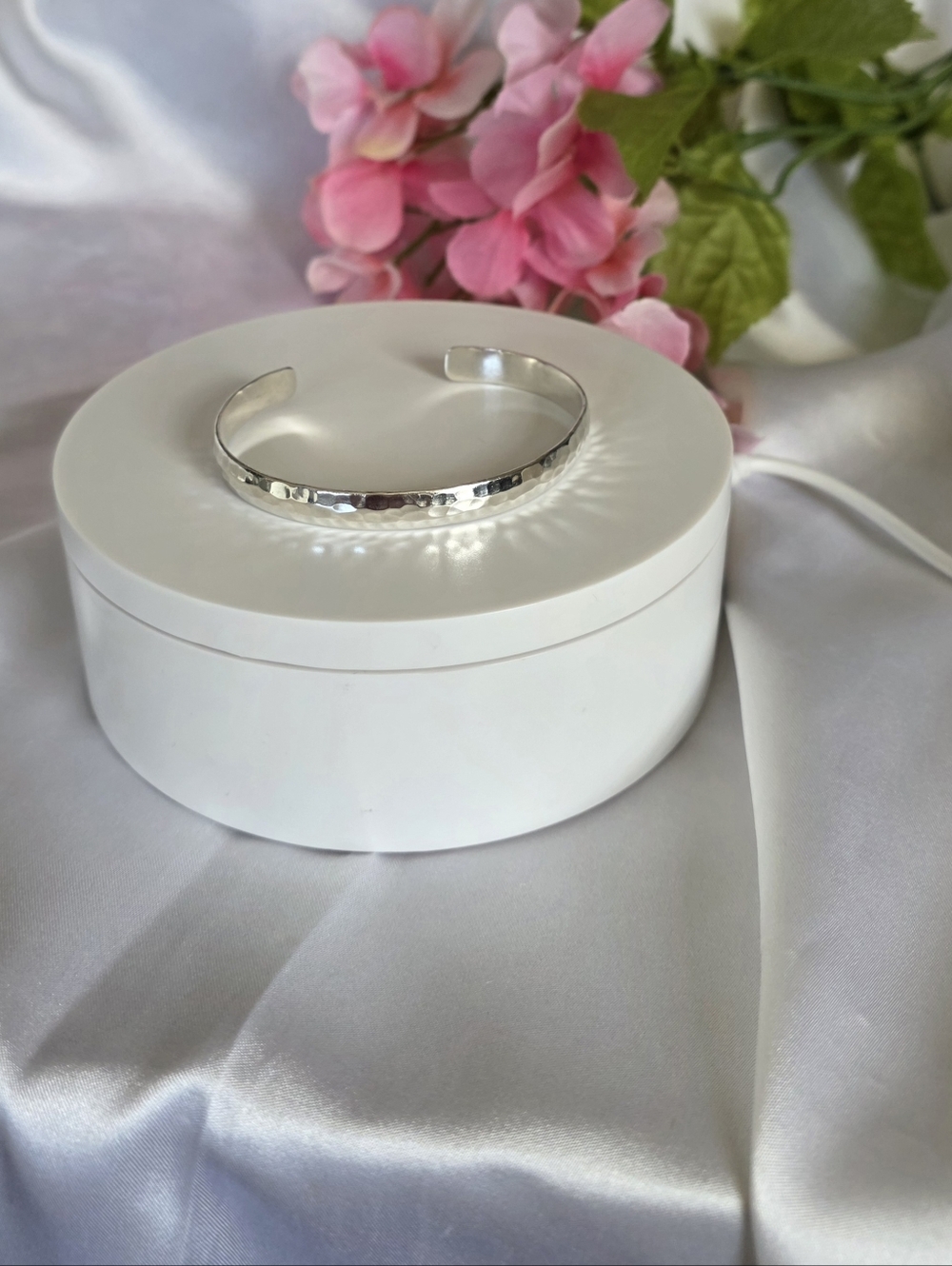 Vintage 925 Sterling Silver Dainty Hammered Cuff Bracelet - Picture 4 of 9